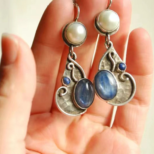 Pendientes vintage con piedra azul y perlas