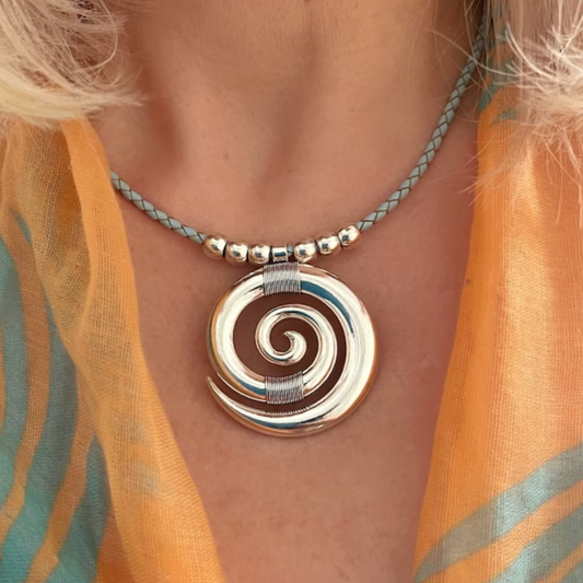 Collar de plata en espiral vintage