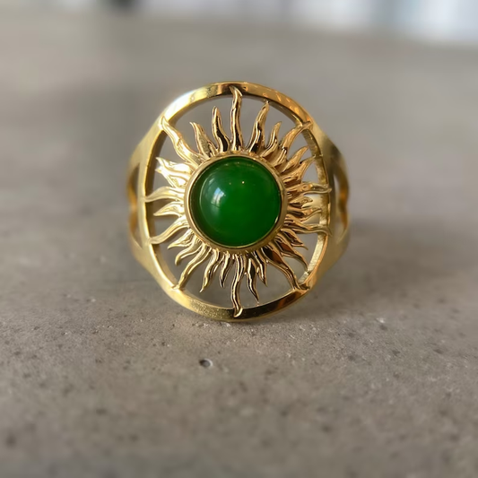 Anillo dorado con piedra verde vintage