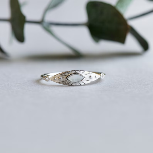 Anillo de piedra blanca vintage