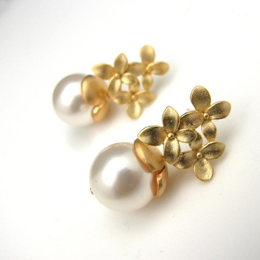 Pendientes de perlas con flor dorada vintage