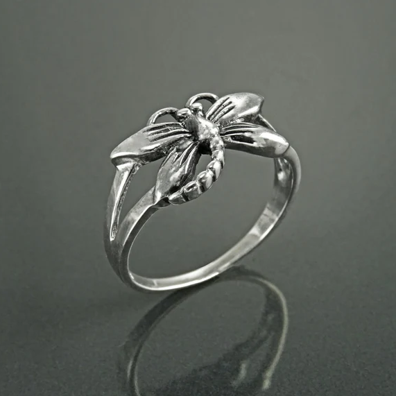 Anillo vintage de plata con temática de la naturaleza