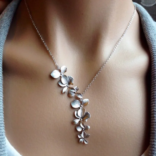 Collar de plata vintage con flor