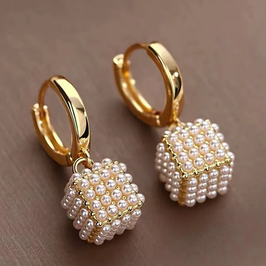 Pendientes elegantes de perlas cúbicas