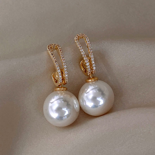 Pendientes elegantes de perlas con zirconias