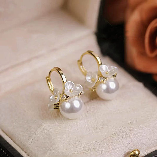 Pendientes elegantes de perlas con flores