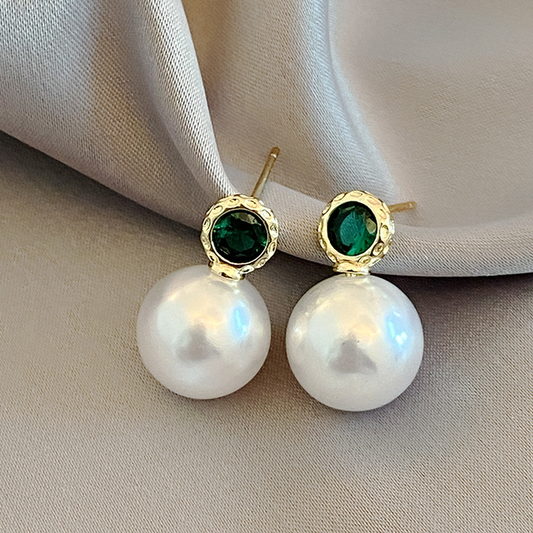 Pendientes de perlas con cristales verdes