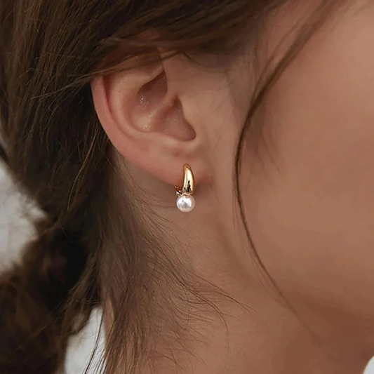 Pendientes pequeños de perlas chapados en oro