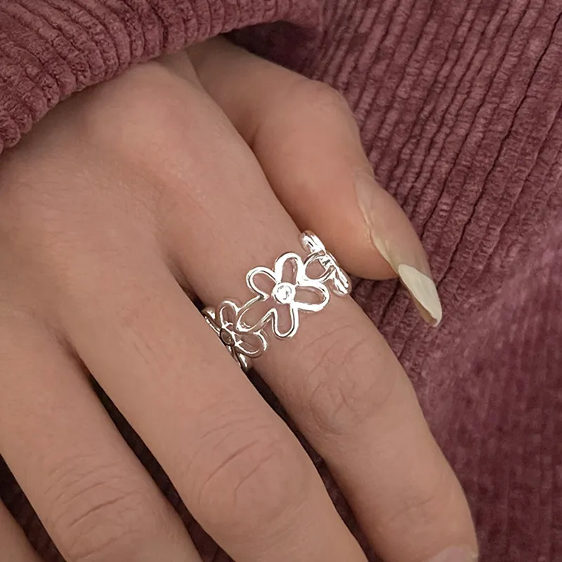 Anillo vintage de flor con zirconia