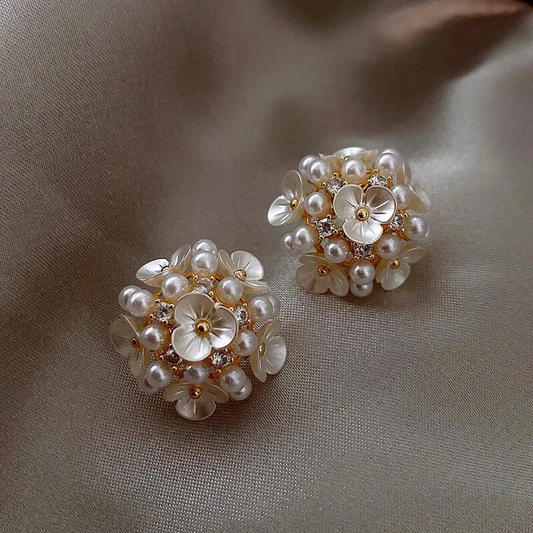 Pendientes de flores con perlas elegantes