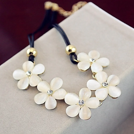 Collar Vintage de Flor Blanca