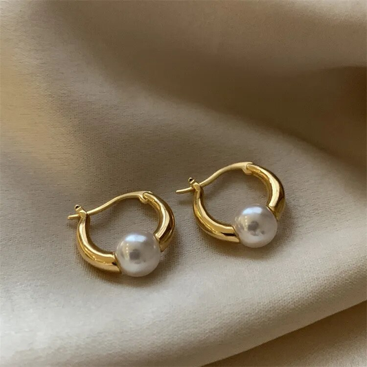 Pendientes elegantes de perlas doradas