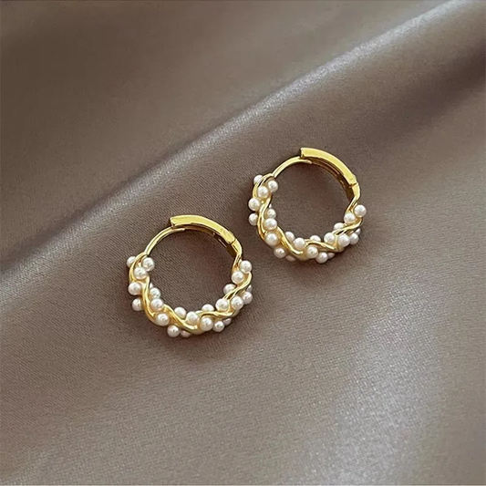 Aretes elegantes de perlas redondas con incrustaciones