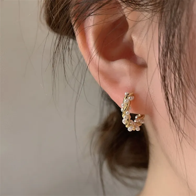 Aretes elegantes de perlas redondas con incrustaciones