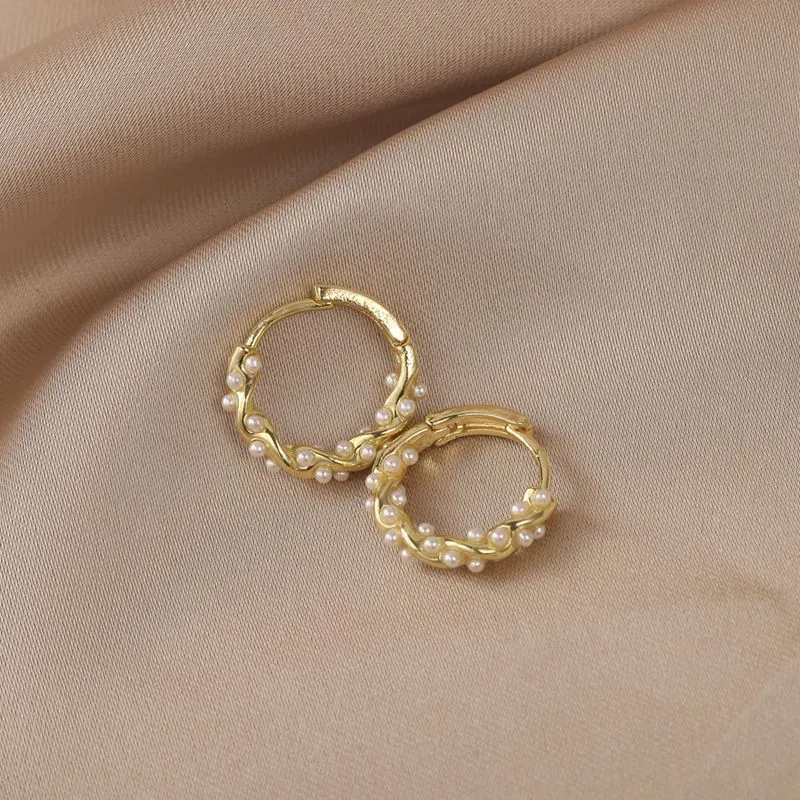 Aretes elegantes de perlas redondas con incrustaciones