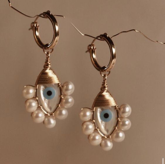 Pendientes vintage de perlas con amuleto nazar