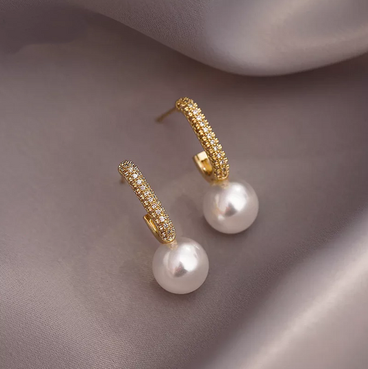 Originals de aretes elegantes de perlas en tono dorado claro
