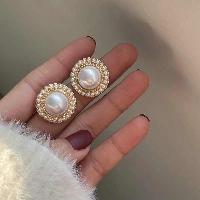Pendientes elegantes de perlas brillantes