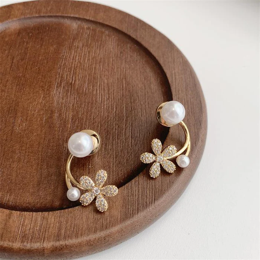 Aretes elegantes de perla con flores brillantes