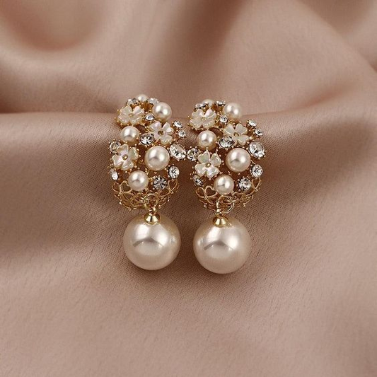 Pendientes elegantes y hermosos de perlas