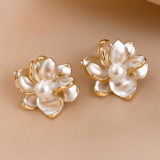 Pendientes elegantes de perla con flor de esmalte blanco