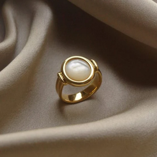 Anillo de Perla con Apliques Dorados Elegantes