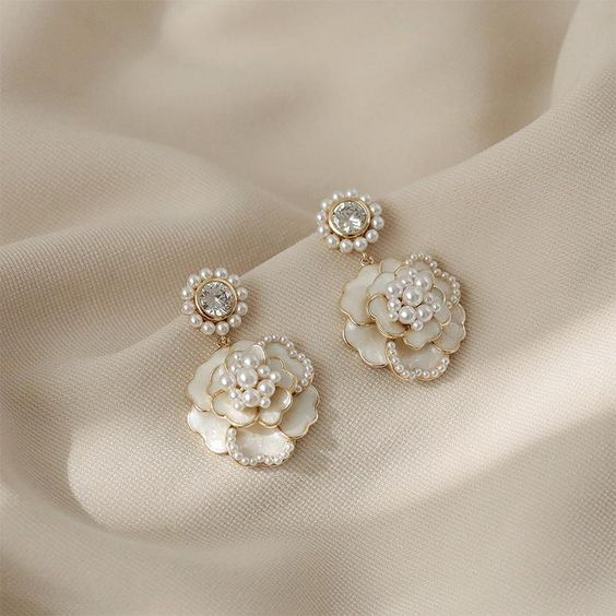Aretes Elegantes de Perlas con Flor de Cerezo Blancas