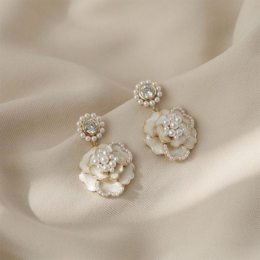 Aretes Elegantes de Perlas con Flor de Cerezo Blancas