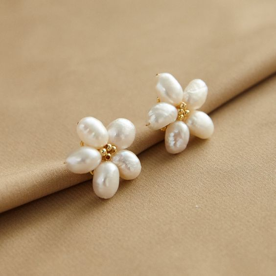 Pendientes de perla con pétalos blancos elegantes