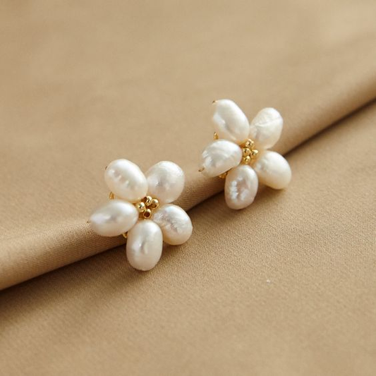 Pendientes de perla con pétalos blancos elegantes