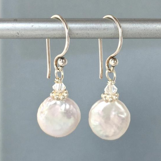 Pendientes elegantes de perlas barrocas blancas