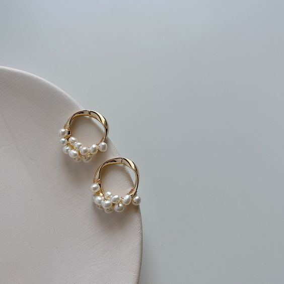 Aretes elegantes con incrustaciones de perlas