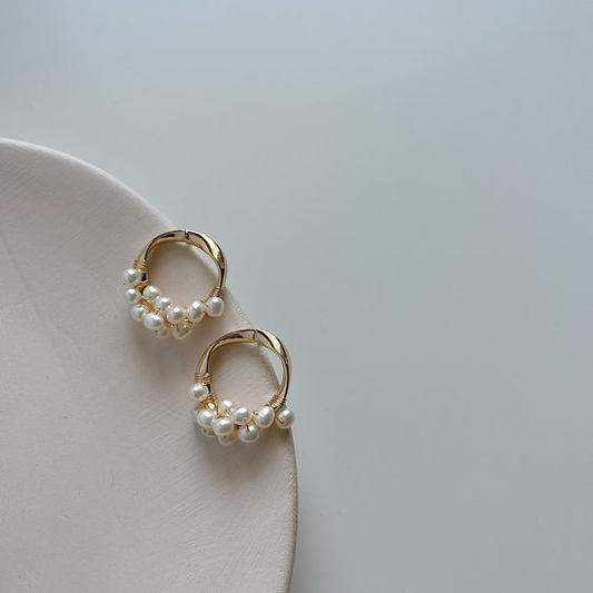 Aretes elegantes con incrustaciones de perlas