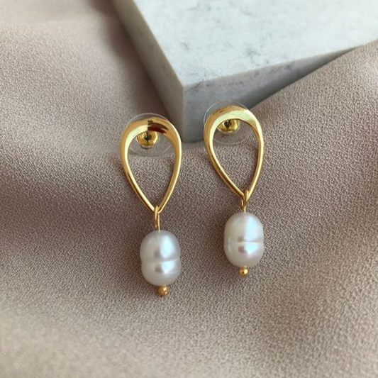 Pendientes Elegantes de Oro con Perlas Huecas