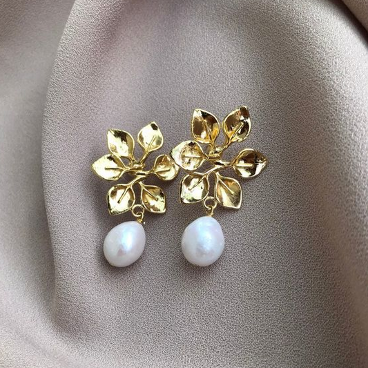 Pendientes Elegantes de Perla Dorada con Hoja Brillante
