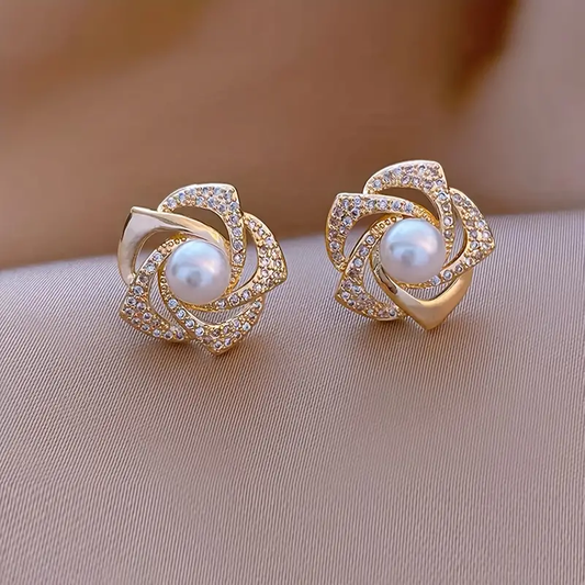 Pendientes elegantes de perlas en espiral ligera