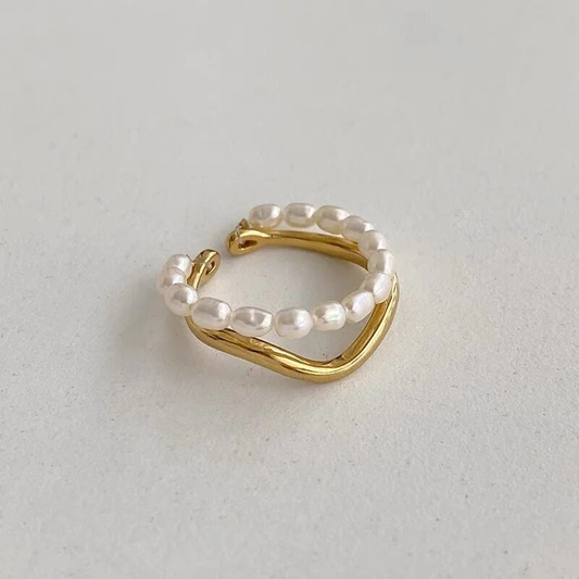 Anillo de perlas doradas elegantes