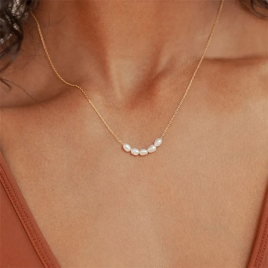 Collar elegante de perlas y oro