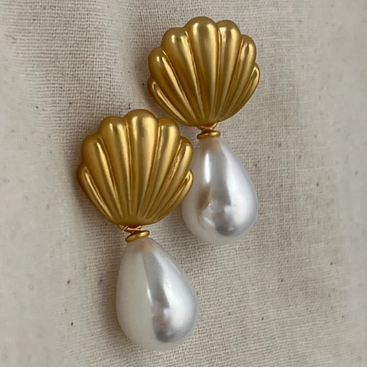 Pendientes Elegantes de Perlas con Concha Dorada