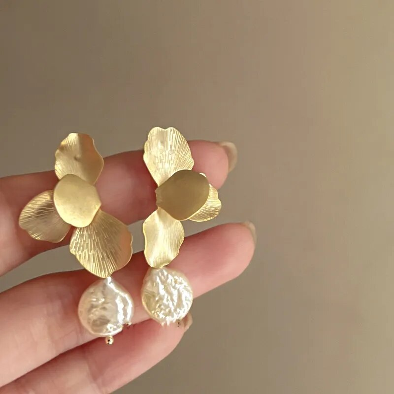 Pendientes Elegantes de Perla Barroca con Pétalos Dorados