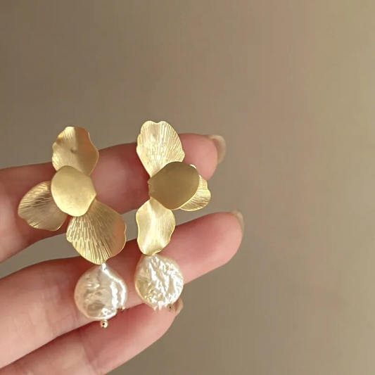 Pendientes Elegantes de Perla Barroca con Pétalos Dorados