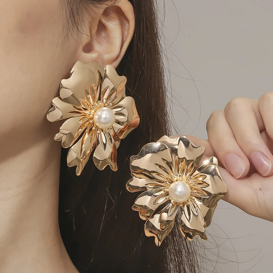 Aretes elegantes con flores doradas y perlas