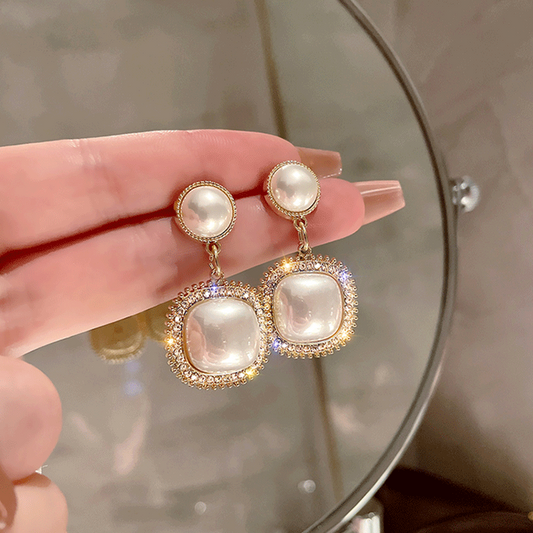 Aretes elegantes cuadrados de perla brillante
