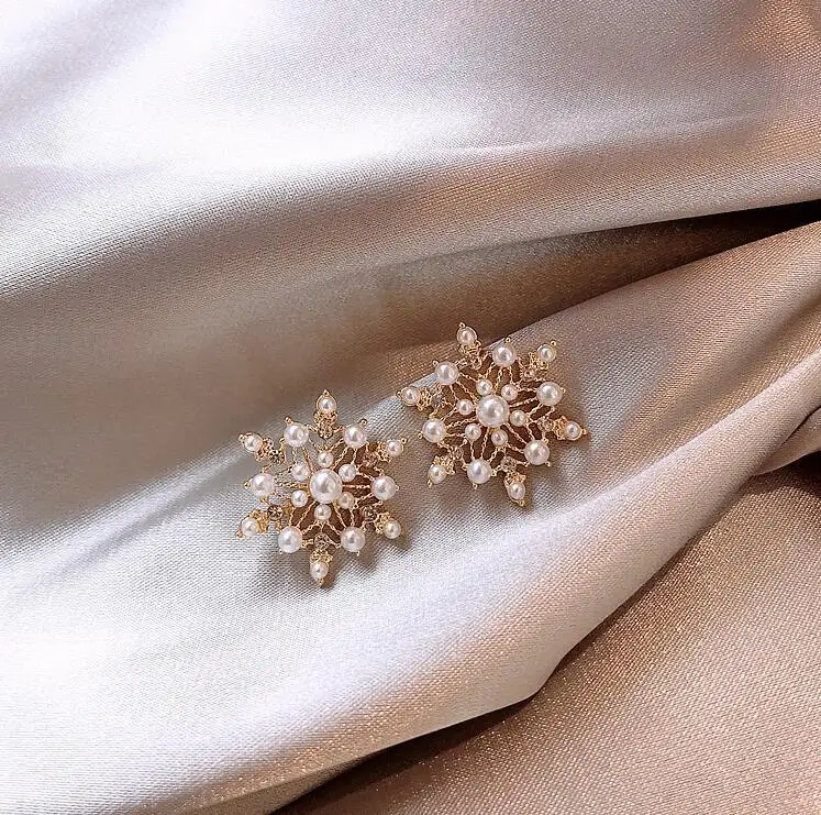Pendientes elegantes de copo de nieve con perlas