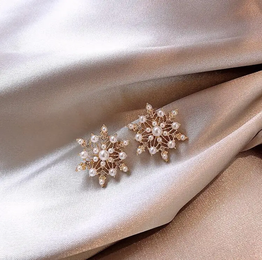 Pendientes elegantes de copo de nieve con perlas