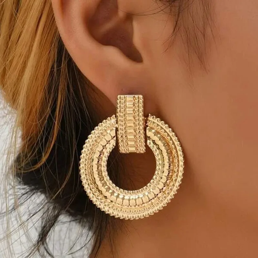 Pendientes elegantes de mandala dorado con huecos