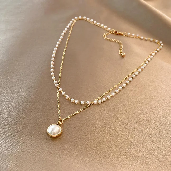 Collar de perlas elegantes en oro