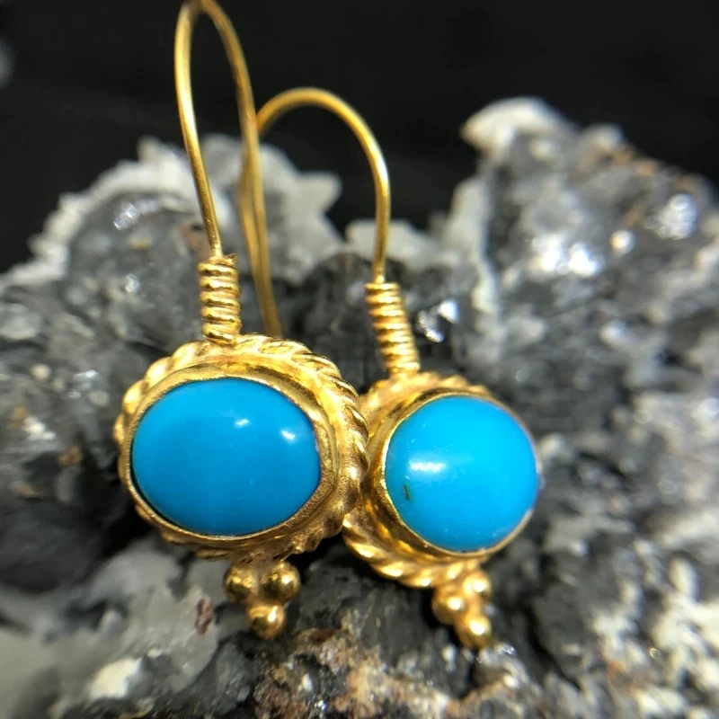 Pendientes dorados con piedra azul incrustada vintage