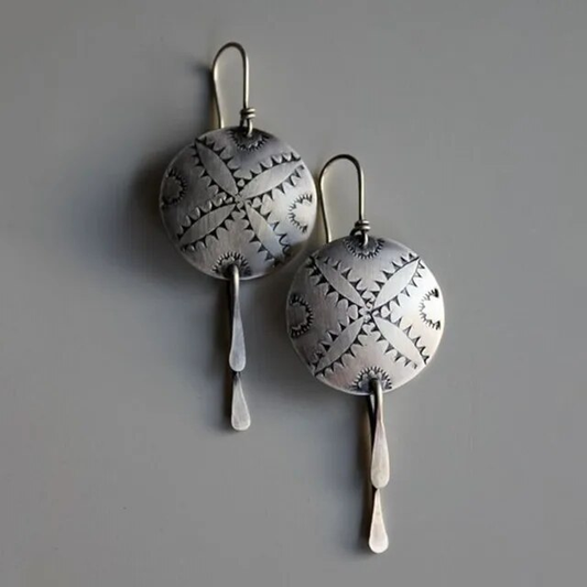 Pendientes Plateados Vintage con Escudo Colgante