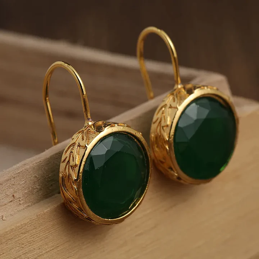 Pendientes dorados con incrustaciones de piedra verde vintage
